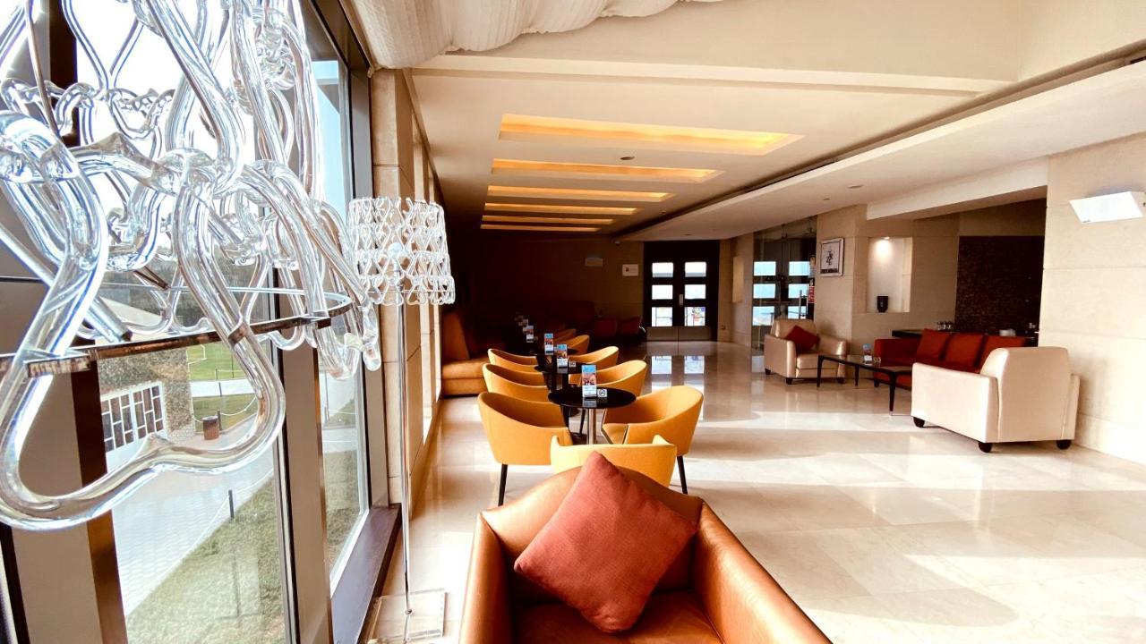 Safir Fintas Hotel Kuwait Kuwait City Екстер'єр фото The lounge at the airport