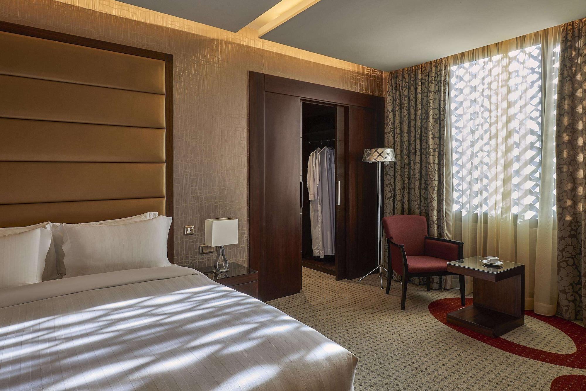 Safir Fintas Hotel Kuwait Kuwait City Екстер'єр фото A room at the hotel