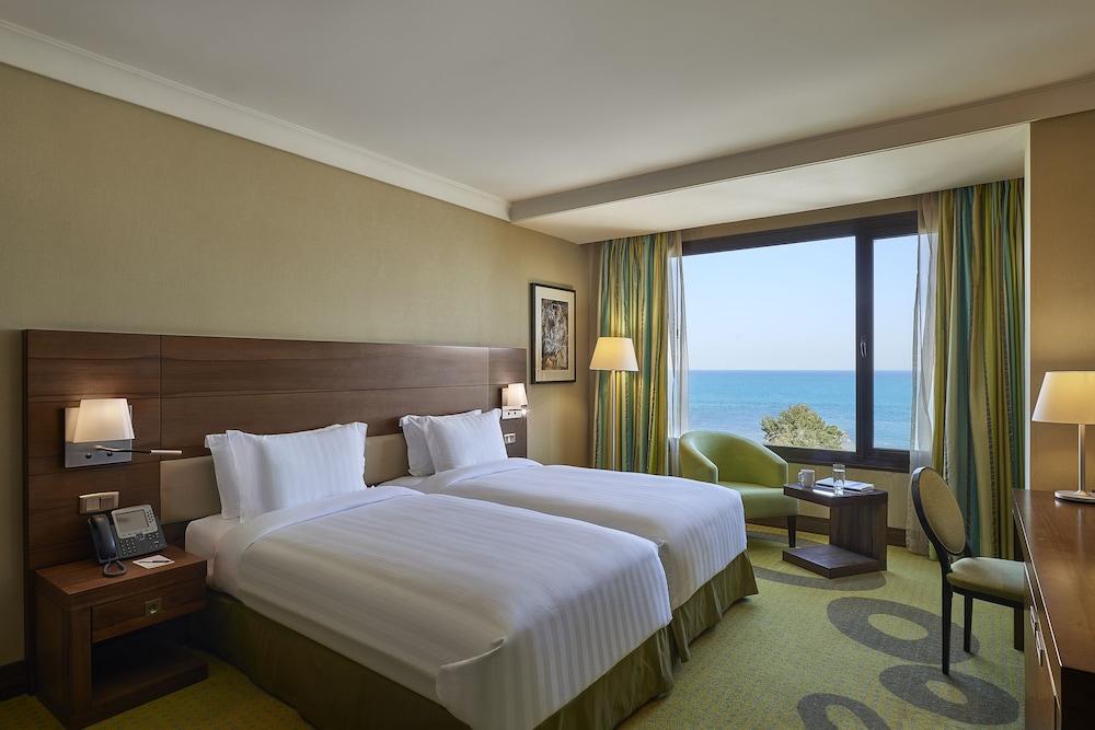 Safir Fintas Hotel Kuwait Kuwait City Екстер'єр фото A room at the hotel