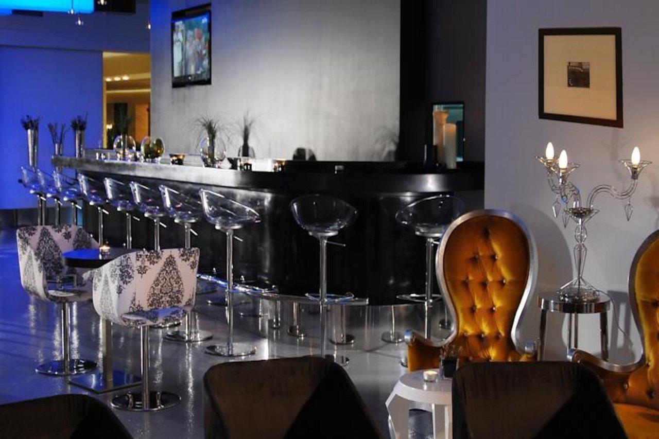 Safir Fintas Hotel Kuwait Kuwait City Ресторан фото The bar at the 1001 nights lounge