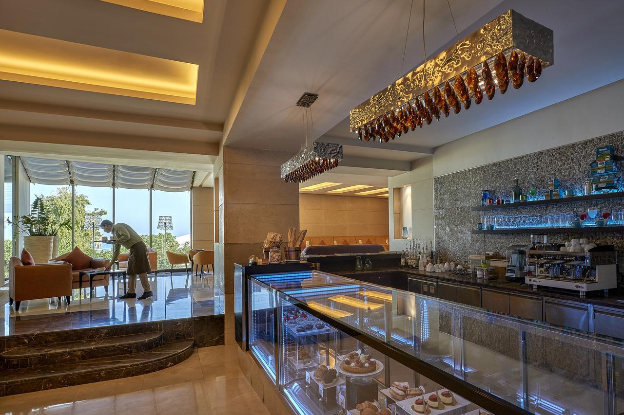 Safir Fintas Hotel Kuwait Kuwait City Екстер'єр фото The lobby bar