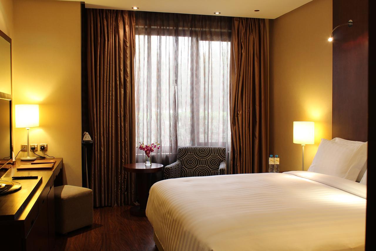 Safir Fintas Hotel Kuwait Kuwait City Екстер'єр фото A room at the hotel