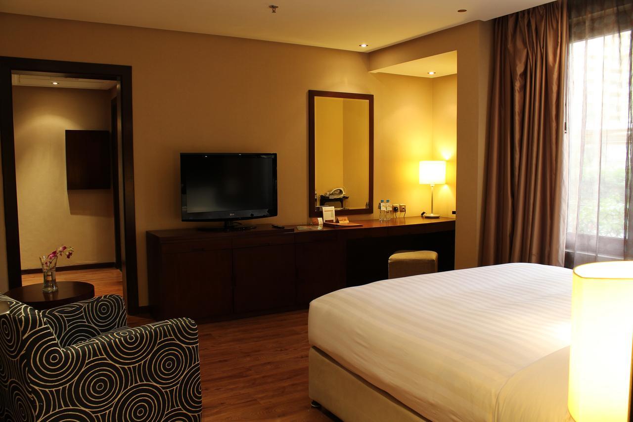 Safir Fintas Hotel Kuwait Kuwait City Екстер'єр фото A room at the hotel