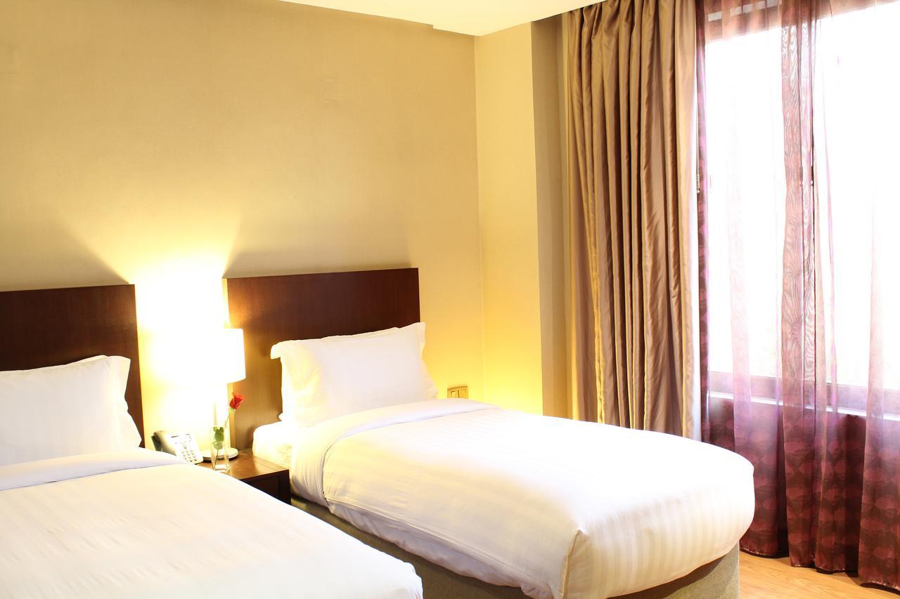 Safir Fintas Hotel Kuwait Kuwait City Екстер'єр фото A typical room at the hotel